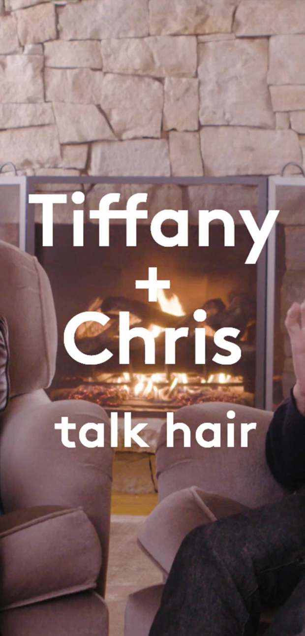 vidéo de la fondatrice de Drunk Elephant, Tiffany Masterson, en train de discuter avec le coiffeur Chris McMillan devant un feu de cheminée chaleureux